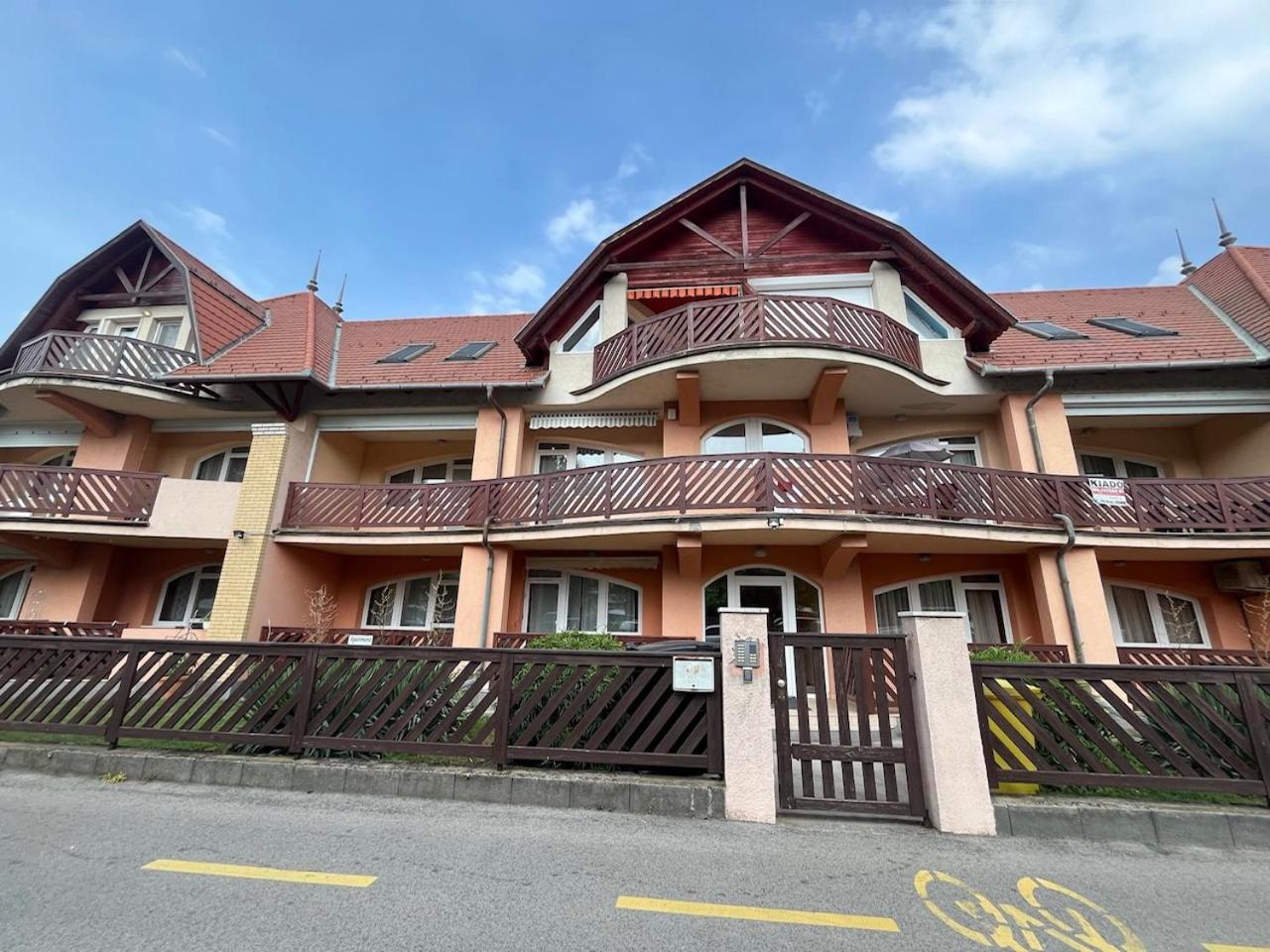 Y Apartman Balatonlelle Exteriör bild