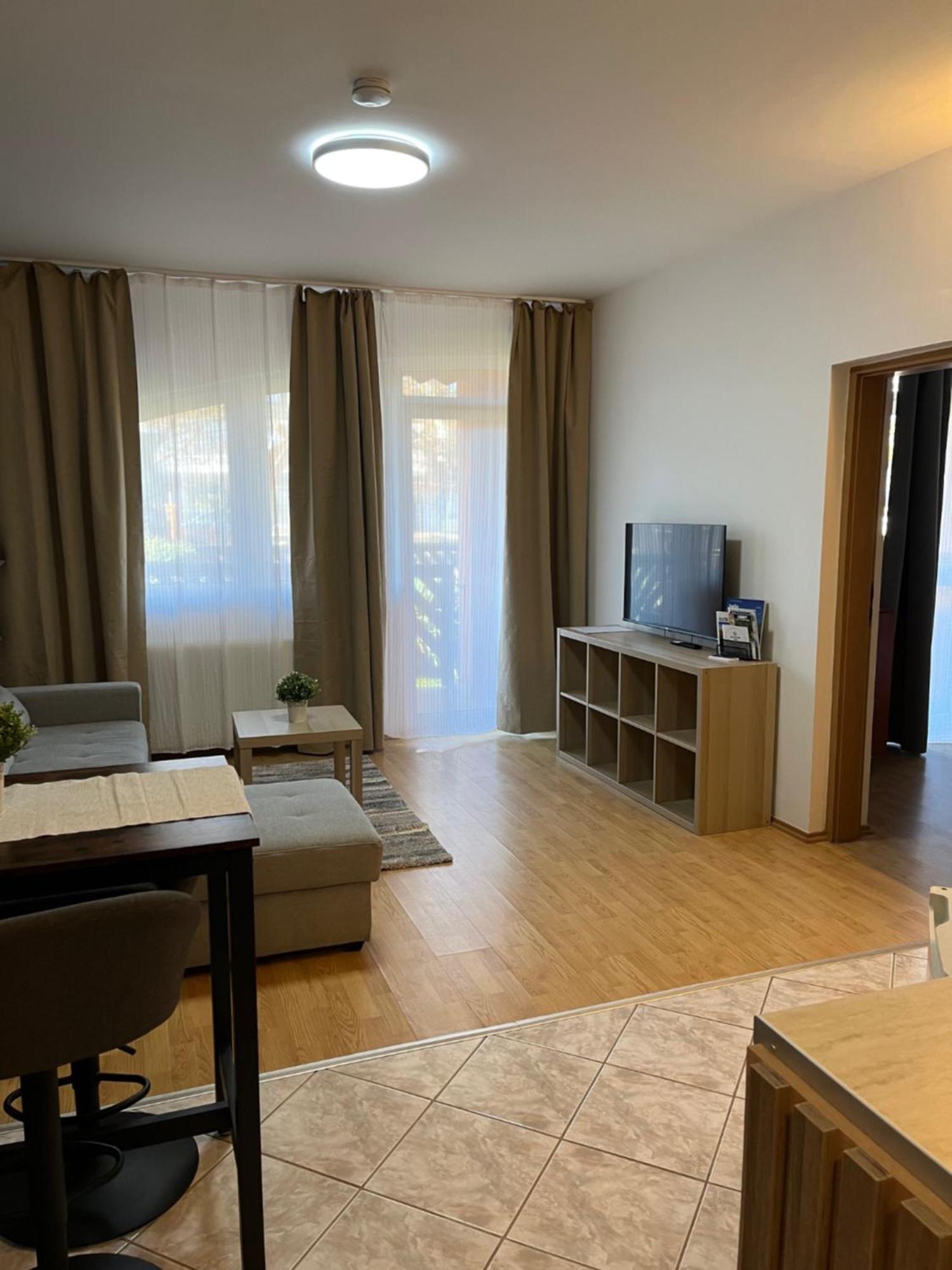 Y Apartman Balatonlelle Exteriör bild