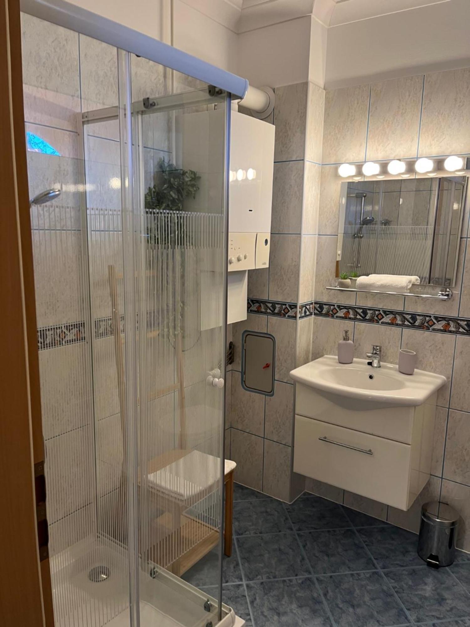 Y Apartman Balatonlelle Exteriör bild
